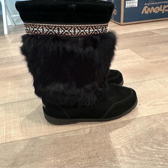 Minnetonka Shoes - MINNETONKA WOMENS SIZE 7 RABBIT FUR TRIM BOOTS MUKLUK